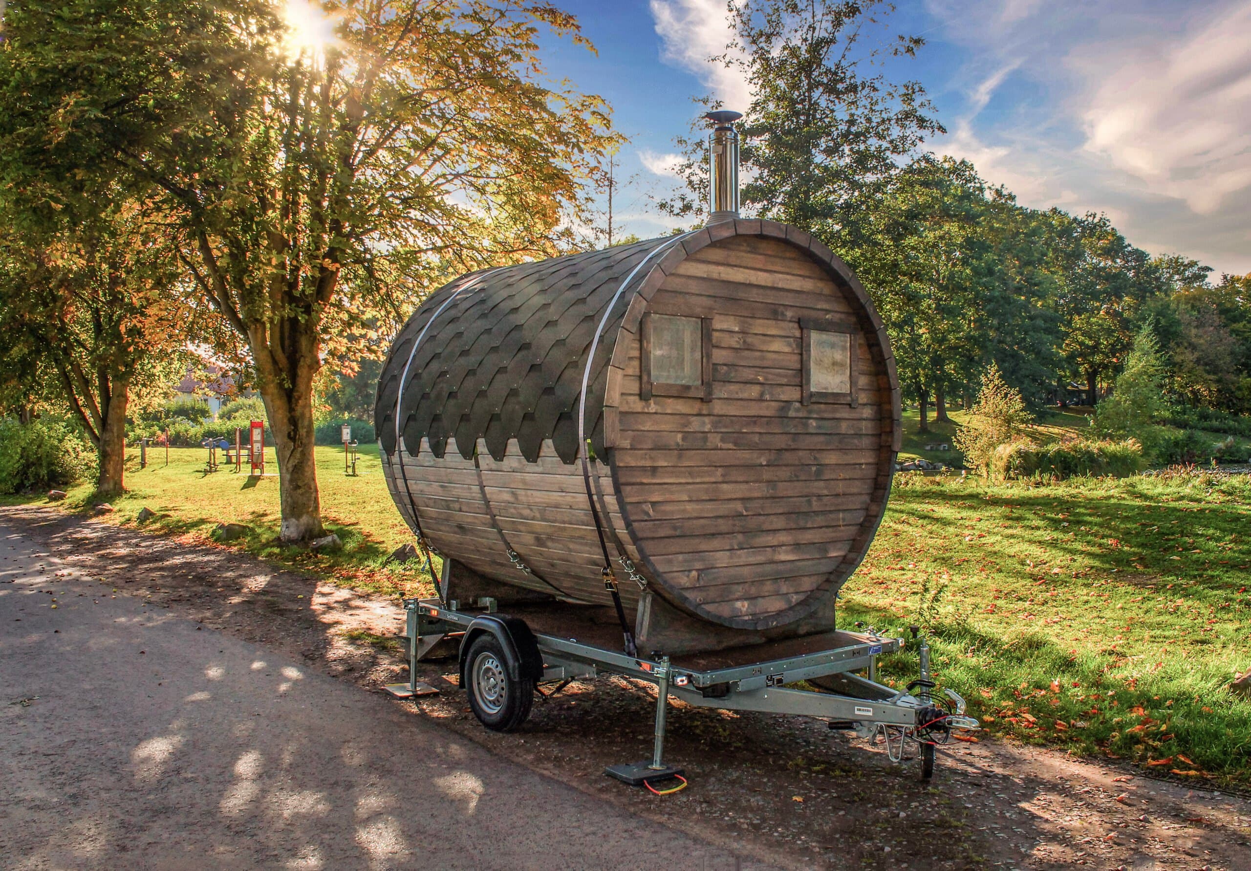 Mobile Fasssauna auf dem Anhänger im Herbstlicht