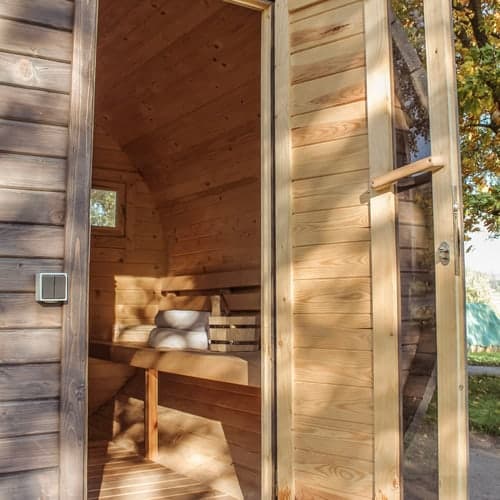 Offene Tür mit Blick in die Sauna aus Zedernholz